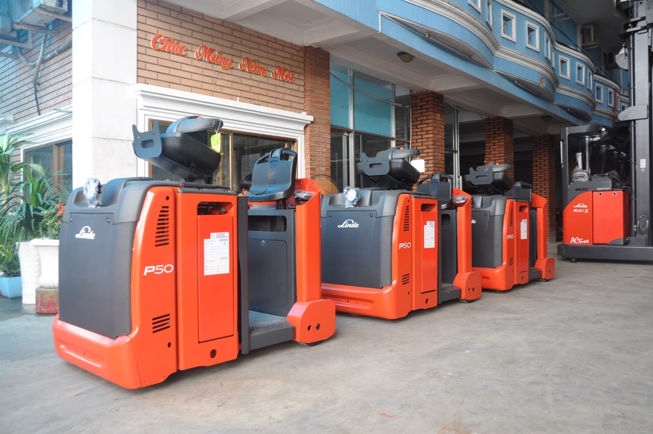 Trưng bày xe nâng hàng tại showroom Tín Quang
