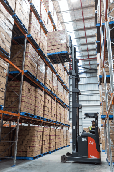 xe nâng reach truck trong kho